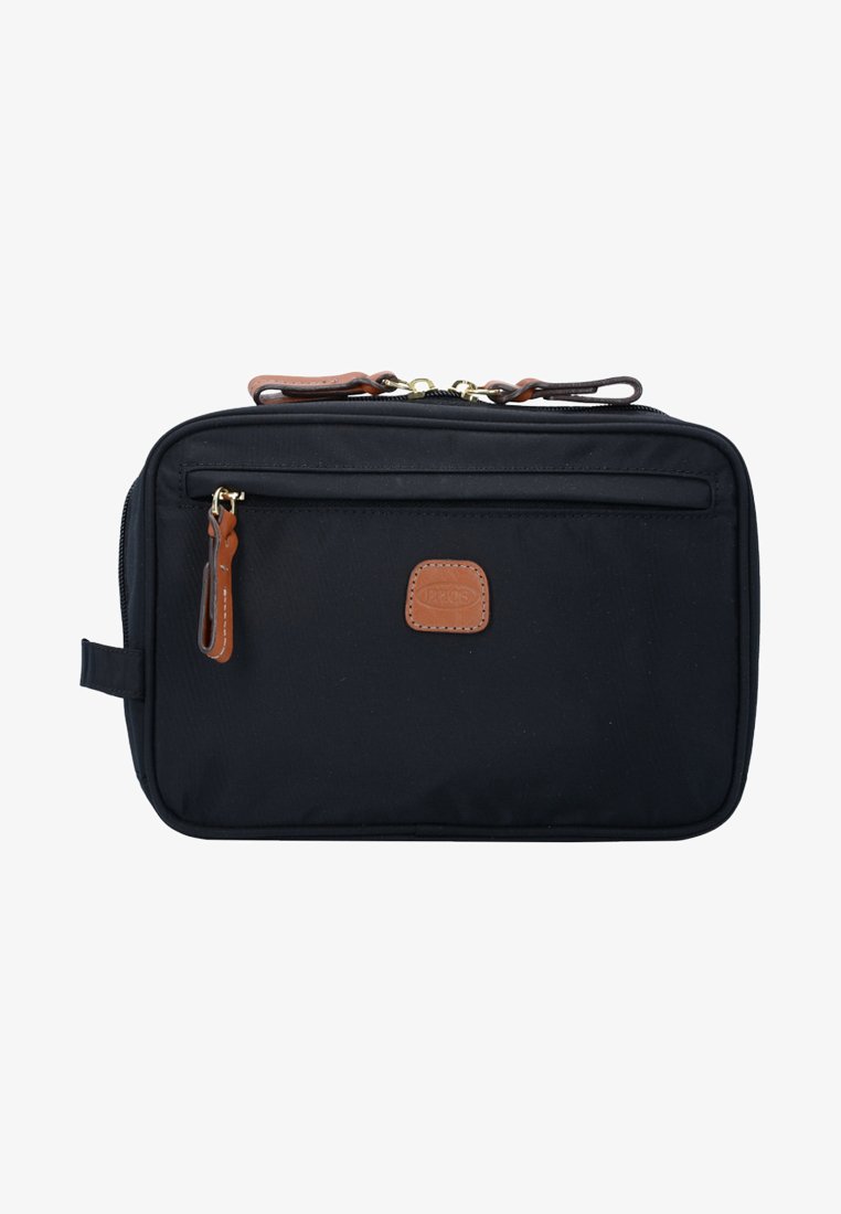 Pouch da viaggio in nylon nero con tasca anteriore con zip, dettagli in pelle marrone e chiusura con doppia zip sicura. Design rettangolare compatto.