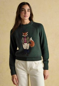 Grüner gestrickter Pullover mit einem gestickten Fuchs in Weste und Hose. Rippstrickkragen und -bündchen, glatte Textur und taillierte Passform.