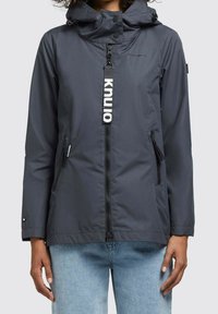 Dunkelgraue, wasserdichte Jacke mit Kapuze, ausgestattet mit einem durchgehenden Reißverschluss, seitlichen Taschen und einem markanten Reißverschlussanhänger.