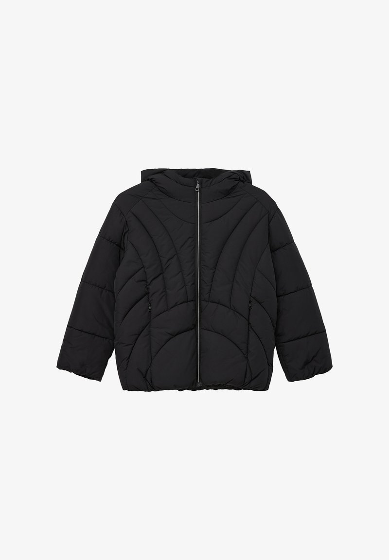 Veste en duvet noire avec capuche, présentant un design matelassé, une fermeture éclair à l'avant et deux poches latérales zippées. Matériau doux et texturé.