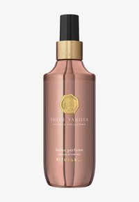 Butelka perfum do domu o zaokrąglonym kształcie, różowym szkle, złotych akcentach i czarnym rozpylaczu. Etykieta zawiera napis "Suede Vanilla".