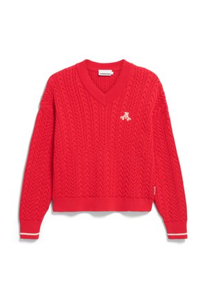 Pull en V rouge en tricot torsadé avec longues manches, poignets et ourlet côtelés, logo blanc sur la poitrine gauche et rayure blanche sur les poignets.