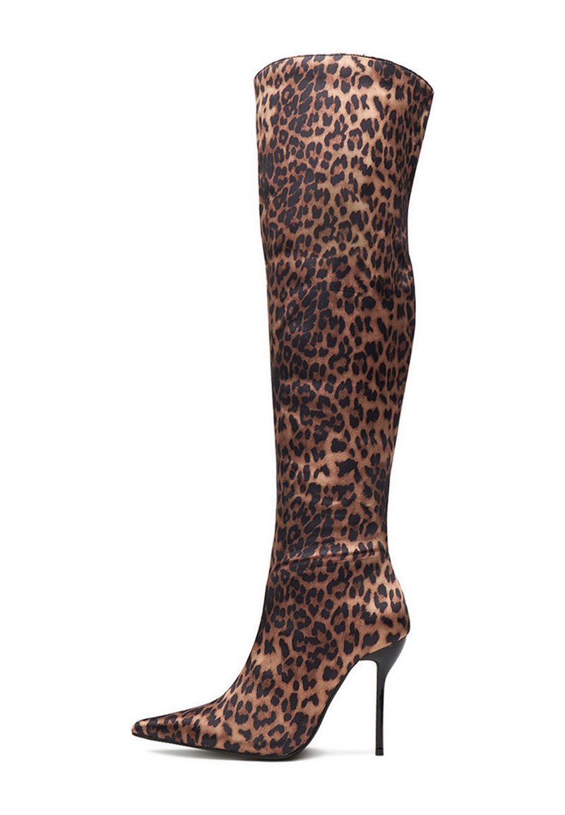 Stivale sopra il ginocchio con tacco a stiletto e punta affusolata, caratterizzato da un motivo a stampa leopardata marrone e nera.