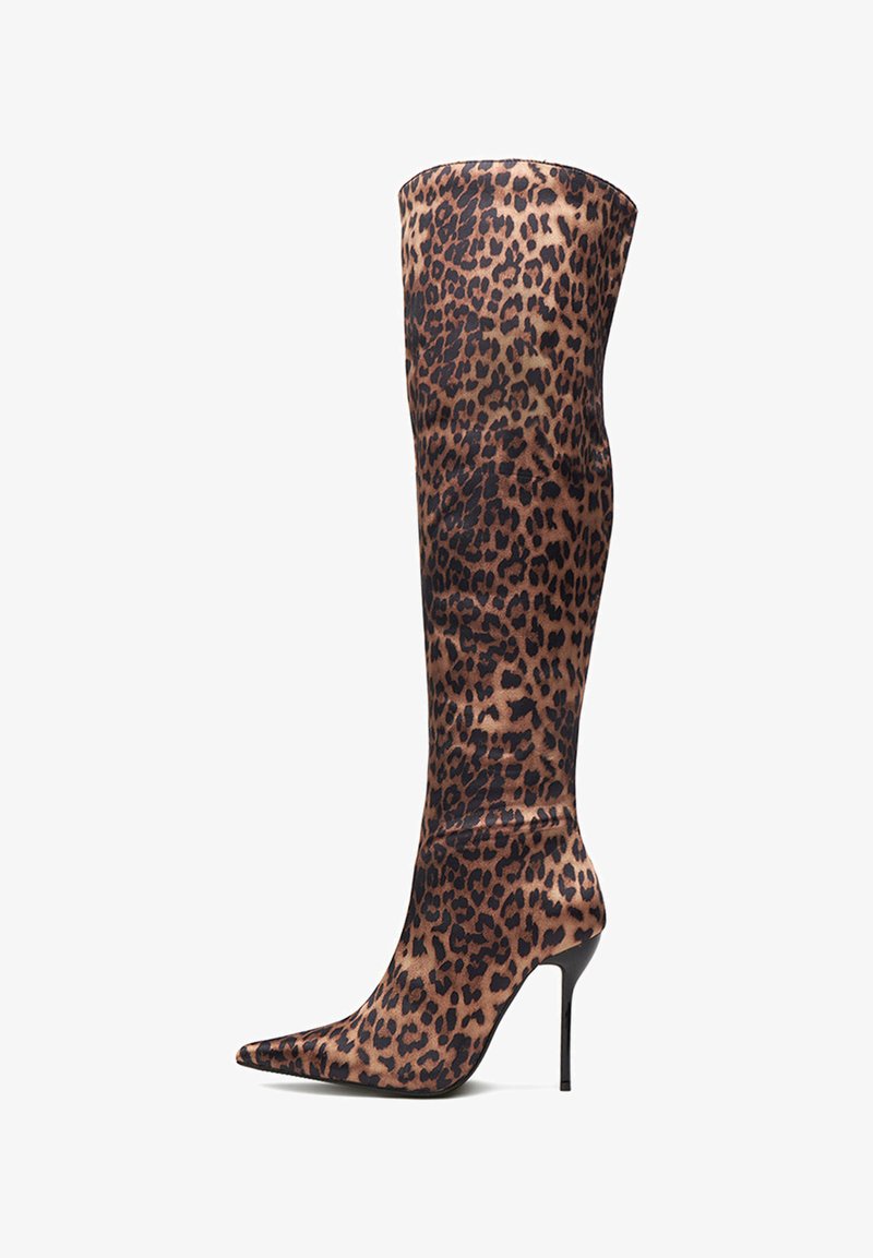 Stivale sopra il ginocchio con tacco a stiletto e punta affusolata, caratterizzato da un motivo a stampa leopardata marrone e nera.