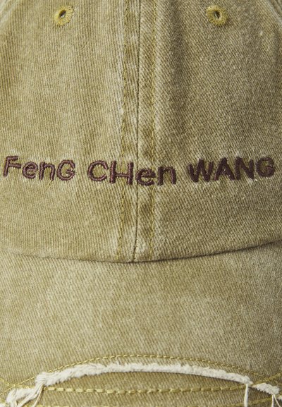 Grønn denimcaps med brodert "Feng Chen Wang" i brunt garn, med synlige sømmer og utslitte kanter for et uferdig utseende.
