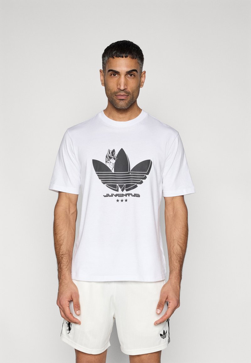 Weißes Baumwoll-T-Shirt mit schwarzem Adidas-Logo und Juventus-Grafik. Kurze Ärmel, Rundhalsausschnitt und entspannte Passform.