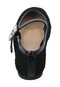 Zapato negro con una parte superior tejida texturizada y acentos negros brillantes. Embellecido con un broche similar a un cristal en la correa del tobillo.