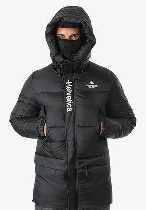 Zwarte pufferjack met een capuchon, voorzien van een hoge kraag, ritssluitingen in de zakken en een logo op de voorkant. Glad, textuurstof.
