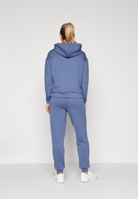 ONLY Play ONPLOUNGE LIFE REG NOOS - Joggebukse - vintage indigo