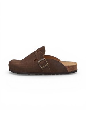 Zoccolo in camoscio marrone slip-on con cinturino regolabile con fibbia e fondo sagomato in sughero, suola piatta nera, mostrato in profilo laterale.