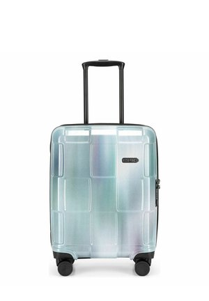 Valise cabine rigide argentée avec quatre roues, poignée télescopique noire et logo de la marque « Epic » à l'avant.