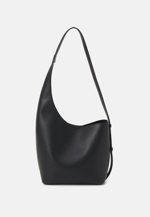 Borsa a tracolla nera realizzata in materiale sintetico morbido, con una silhouette curva, una sola tracolla e senza hardware visibile.