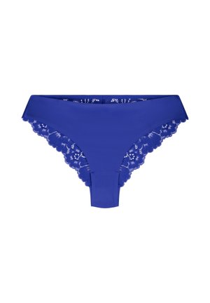 Blaue Spitzenunterwäsche mit zartem, glattem Stoff und dekorativen gewellten Kanten, die eine Mischung aus Eleganz und Komfort betont.
