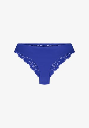 Blaue Spitzenunterwäsche mit zartem, glattem Stoff und dekorativen gewellten Kanten, die eine Mischung aus Eleganz und Komfort betont.