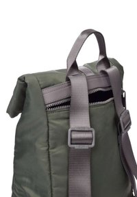 Groene nylon rugzak met een oprolbare bovenkant, ritssluiting, grijze schouderbanden en plastic gespaccenten voor een veilige draagervaring.