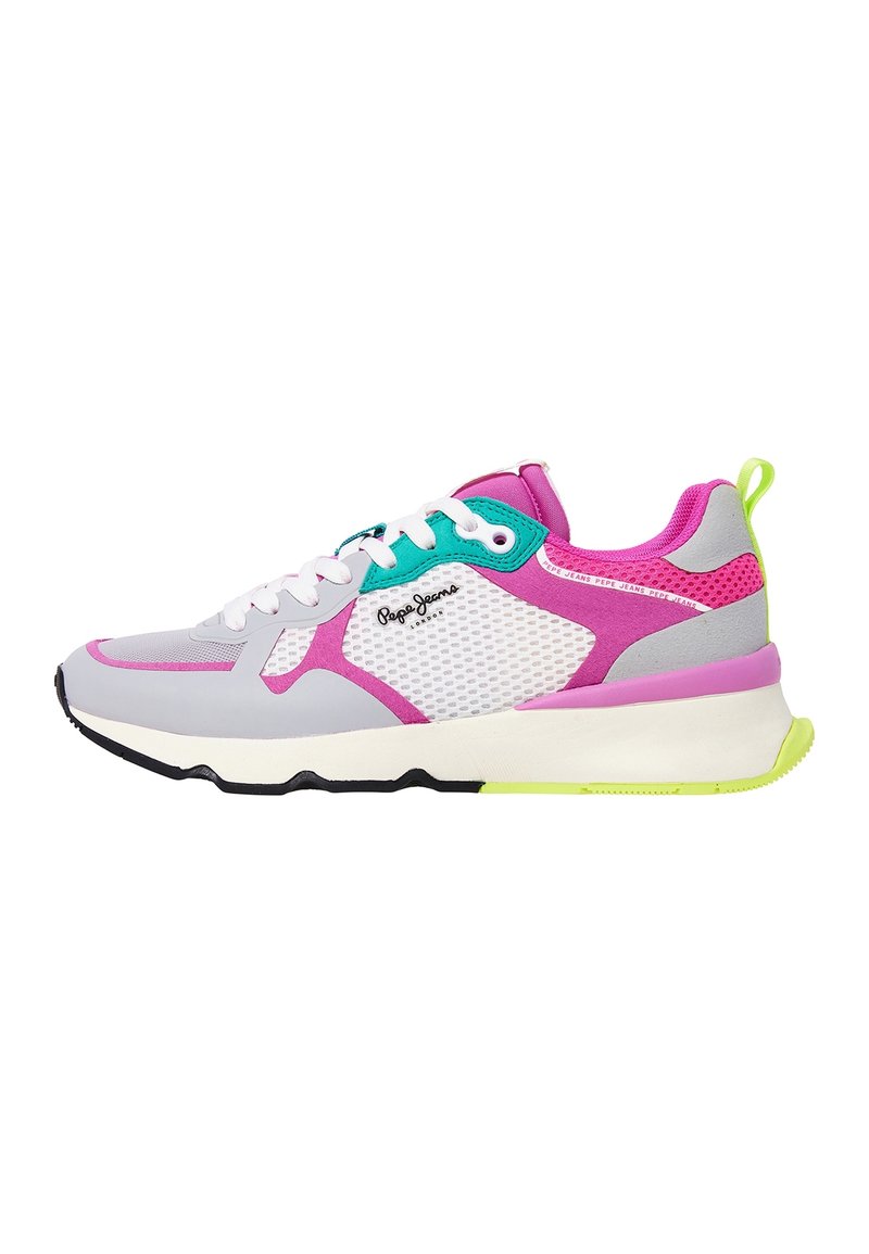 Sneakers sportivi con una tomaia in rete grigia, dettagli rosa e teal, lacci bianchi, suola nera e un dettaglio sul tallone giallo limone.