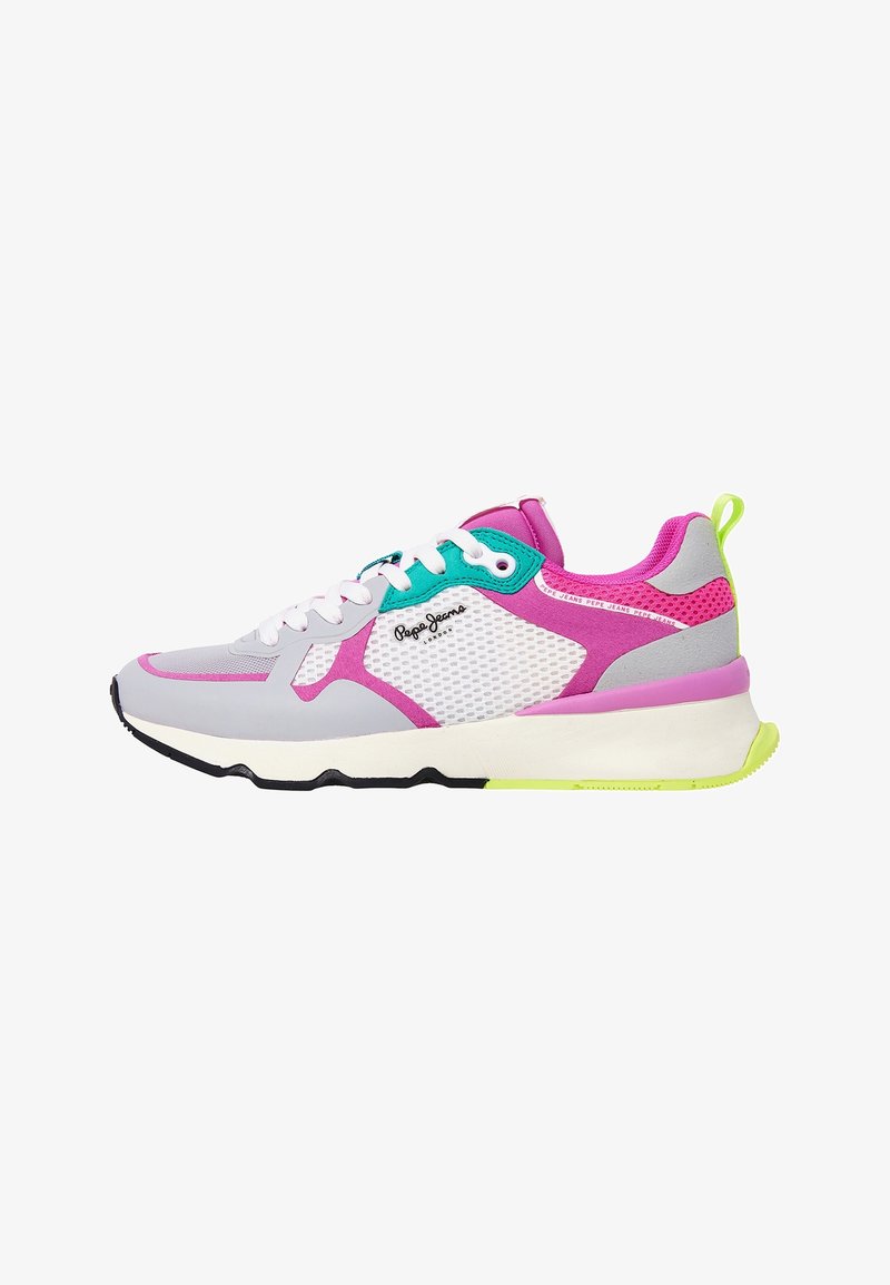 Sneakers sportivi con una tomaia in rete grigia, dettagli rosa e teal, lacci bianchi, suola nera e un dettaglio sul tallone giallo limone.