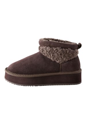 Dunkelbrauner Wildleder-Stiefel mit dicker Sohle und flauschigem, strukturiertem Bündchen um den Knöchel für Wärme und Komfort.