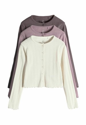 Tre langærmede knapcardigans stablet i creme, mauve og mørkebrun, hver med rund halsudskæring og ribbet tekstur.