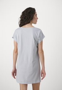Vestido de T-shirt em algodão cinza-claro com mangas curtas, um corte descontraído e decote redondo, apresentando uma textura suave e macia.