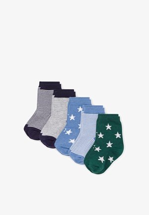 Vijf paar kindersokken in marineblauwe strepen, effen grijs, blauw met witte sterren, blauwe strepen en groen met witte sterren, naast elkaar gelegd.