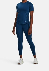 Navy blue strój sportowy składający się z koszulki z krótkim rękawem i legginsów, wykonany z elastycznego materiału o gładkiej teksturze i subtelnym logo.
