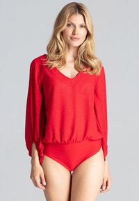 Czerwony longsleeve z dekoltem w kształcie V i błyszczącymi akcentami, w zestawie z pasującym czerwonym body. Gładka tekstura, dopasowany krój i minimalisticzny design.