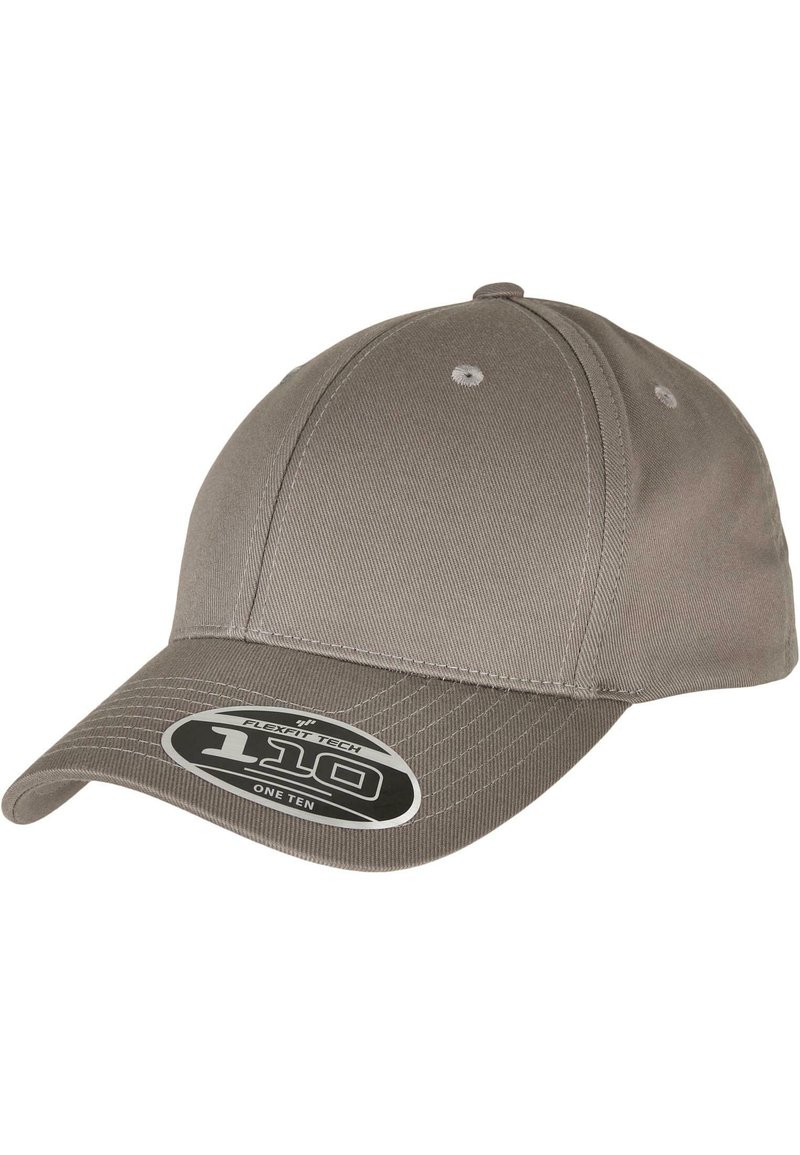 Grauer Baseballschläger mit einem gebogenen Schirm, aus einem strukturierten Stoff gefertigt. Verfügt über ein schwarzes Etikett mit der Aufschrift "Flexfit Tech 110 One Ten" am Rand.