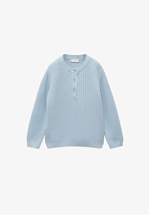Svetlo modrý pletený sveter s okrúhlym výstrihom, trojbodovým zapínaním a dlhými rukávmi. Obsahuje textúrovaný rebrovaný vzor.