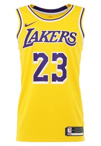Maglia da basket dei Lakers in tessuto giallo, presenta il testo "LAKERS" in viola, il numero "23" e un'etichetta NBA nera in basso a sinistra.