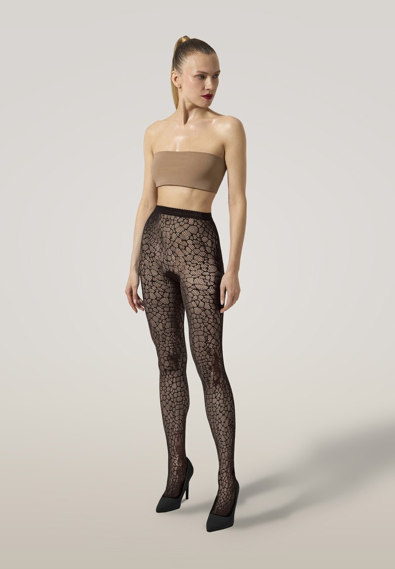 Sorte blonde leggings med et geometrisk mønster, høj talje og en glat, gennemsigtig tekstur, parret med en nude stropløs top og sorte hæle.