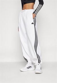 adidas Sportswear FUTURE ICONS THREE STRIPES PARACHUTE PANT - Treniņtērpa apakšdaļas - white