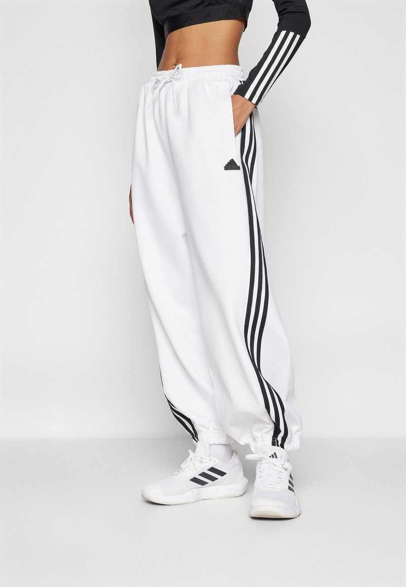 adidas Sportswear FUTURE ICONS THREE STRIPES PARACHUTE PANT - Treniņtērpa apakšdaļas - white
