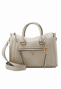 Beżowa torebka ze skóry ziarnistej z dwoma uchwytami, odpinanym paskiem na ramię, złotymi metalowymi elementami, przednią kieszenią na zamek i ozdobnym zawieszką z logo.