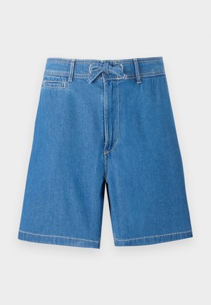 Shorts en denim bleu clair avec une taille élastique à cordon de serrage, poches avant et coutures contrastées. Design classique, coupe au genou.