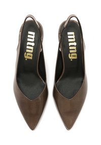 Tacchi slingback in pelle sintetica marrone con punta affusolata, soletta nera e logo del marchio dorato. Texture liscia, design minimalista, lati aperti.