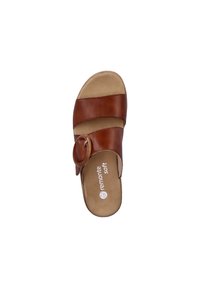Braune Leder-Slide-Sandale mit zwei breiten Riemen, runden Schnalle-Details und weicher Innensohle. Verfügt über ein beiges Fußbett mit Markenlogo.