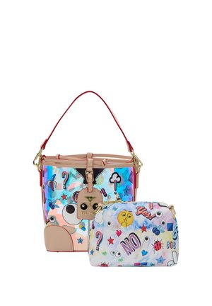 Sac seau coloré avec poignée rouge et petite pochette assortie couverts d'émojis, de points d'interrogation et d'icônes graphiques ludiques.