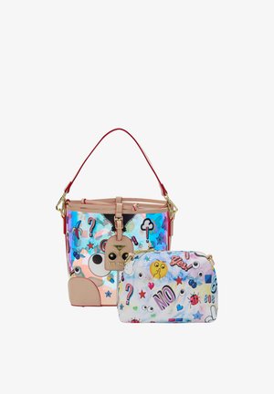 Bunte Eimer-Handtasche mit rotem Griff und passender kleiner Tasche, bedeckt mit Emojis, Fragezeichen und verspielten grafischen Symbolen.