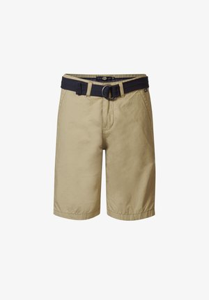 Hvid t-shirt med farverig cirkelformet grafik, lysebrune shorts, grå sandaler med spænde og blå bøttehat. Ensfarvet lys baggrund.