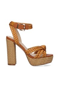 Sandalias de tacón de piel trenzada en tono marrón, con una correa trenzada, hebilla en el tobillo y una suela de plataforma gruesa envuelta en yute.