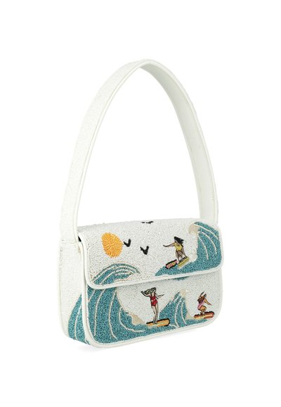 Sac à main blanc avec un motif de surfeurs en perles, représentant trois surfeurs chevauchant des vagues bleues et un soleil jaune avec des oiseaux volant en arrière-plan.