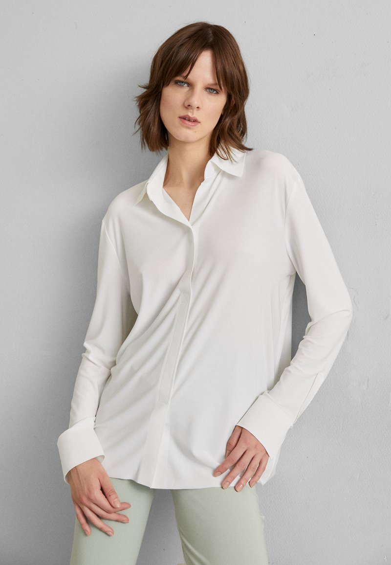 Norma Kamali COLLAR STAND - Button-down blouse - snow white