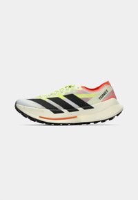 Terrexin juoksukenkä valkoisena, mustana ja neonkeltaisena. Ominaisuuksiin kuuluu kevyt muotoilu, teksturoidut kuviot ja kontrastivärinen punainen yksityiskohta kantapäässä.