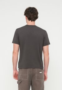 Κοντομάνικο σκούρο γκρι μπλουζάκι από βαμβάκι, με στρογγυλή λαιμόκοψη και άνετη εφαρμογή, με λεία υφή και απλό σχέδιο.