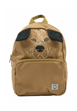 Mažas rudas kuprinėlis su šuns veido atspaudu, šalia viršaus pritvirtintos juodos audinio ausys ir priekinė kišenė su užtrauktuku.