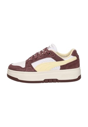 Basket basse en cuir blanc et beige, surpiqûres en daim marron, bande Puma beige, semelle intermédiaire blanche et semelle extérieure en caoutchouc marron.