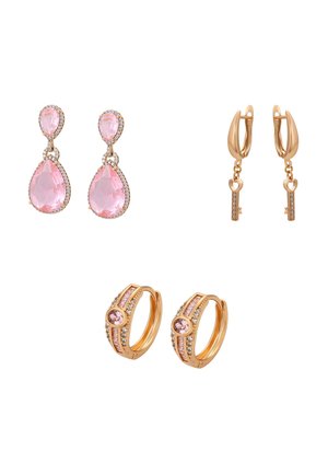 Három pár aranyszínű fülbevaló: rózsaszín csepp alakú drágakövek kis kristályokkal, arany karikák függő kulcsmotívumokkal, valamint arany karikák rózsaszín kövekkel és kristályokkal.