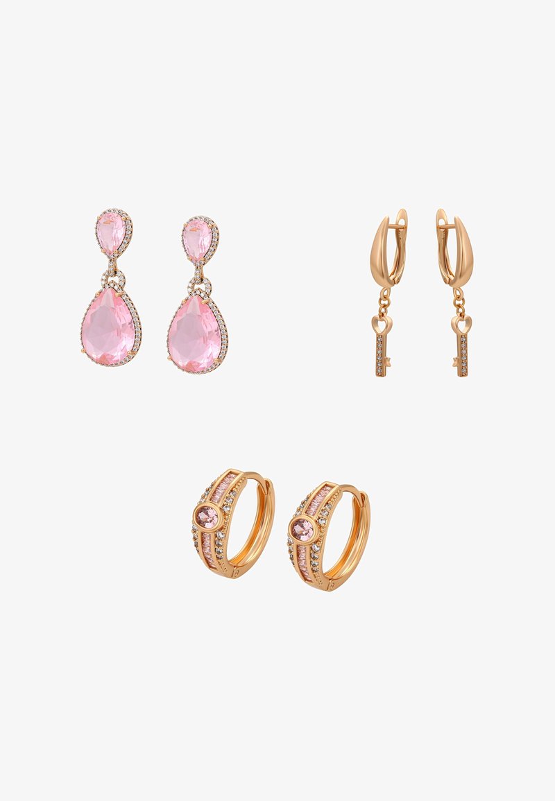 Tre paia di orecchini in tonalità oro: gemme a goccia rosa con piccoli cristalli, cerchi d'oro con ciondoli a forma di chiave pendenti e cerchi d'oro con pietre rosa e cristalli.