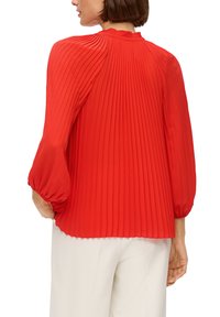 Rode geplooide blouse met een hoge hals en elastische ballonmouwen, met een gladde textuur en een vloeiende silhouet.